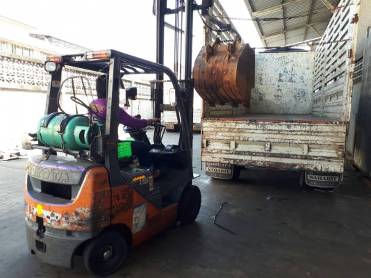 แจ้งลูกค้าจาก 101 ครับ tractor-backhoe จัดส่งบุ้งกี๋ สำหรับใส่รถขุด แบคโฮให้แล้วนะครับ ที่ขนส่งแถวพุ