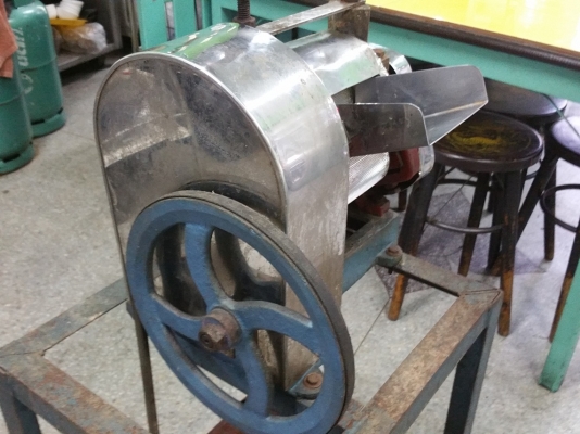 ขายเครื่องรีดน้ำอ้อย เครื่องคั้นน้ำมะนาว  แบบใช้มอเตอร์ไฟฟ้า พร้อมใช้งาน ราคาถูก