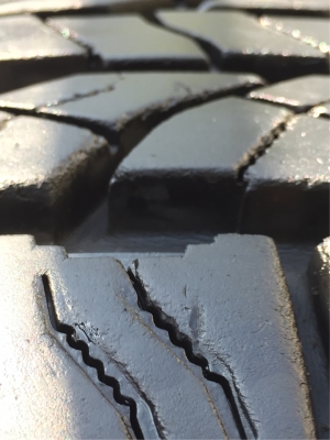 ยาง All Yokohama 31 10.5 R15 กลางปี15 ดอกเต็ม ไม่มีปะ ใช้ยาว ราคาไม่แพง