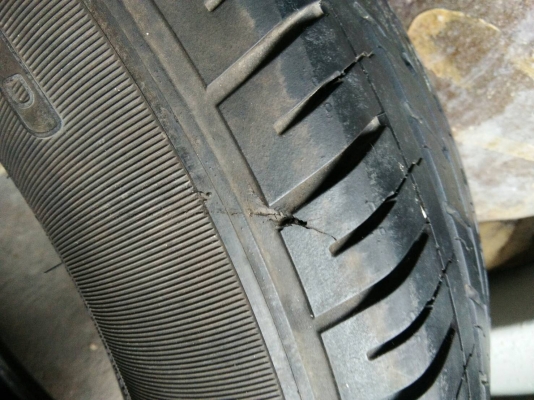 ยางดันล๊อป215 65 16มี1เส้นครับ