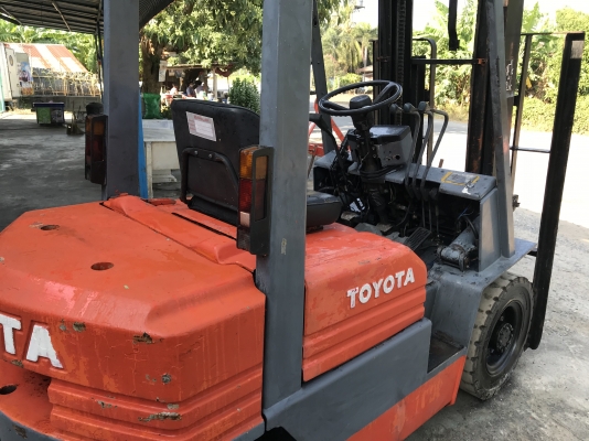 TOYOTA รุ่น5.  2.5 ตันเครื่องดีเชล ยกสูง4เมตร 3คอนโทรนเดิมๆ