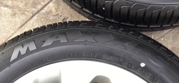 ล้อแม็ก Nissan March MC ขอบ 15 พร้อมยาง 175-60-15 ปลายปี 14 ตุ่ม เส้นสี