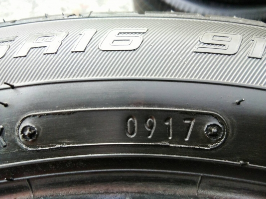 ขายยาง205/55R16 DUNLOP ปี17 ดอกยางหนาเต็มสดเท่ากันสภาพยาง90\% จำนวน 1 ชุด