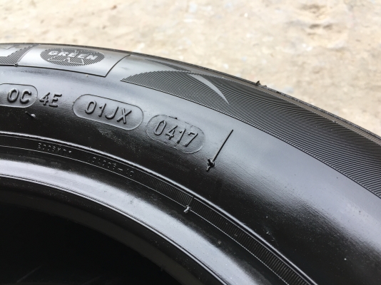 ยาง MICHELIN 175-65-15 ปี 17 ครบชุด 4 เส้น 4000  สภาพสวยๆไม่บวมไม่กินข้าง ดอกยางเหลือเยอะเอาไปวิ่งกันใด้อีกยาวค่ะ