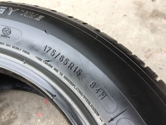 ยาง MICHELIN 175-65-15 ปี 17 ครบชุด 4 เส้น 4000  สภาพสวยๆไม่บวมไม่กินข้าง ดอกยางเหลือเยอะเอาไปวิ่งกันใด้อีกยาวค่ะ