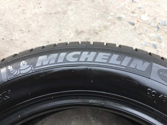 ยาง MICHELIN 175-65-15 ปี 17 ครบชุด 4 เส้น 4000  สภาพสวยๆไม่บวมไม่กินข้าง ดอกยางเหลือเยอะเอาไปวิ่งกันใด้อีกยาวค่ะ