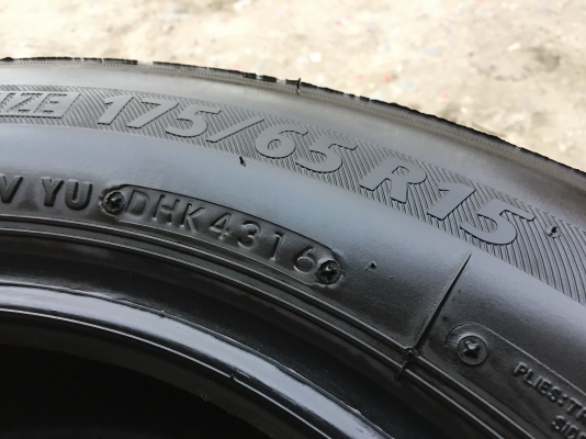 ยาง Bridgstone 175-65-15 ปี 16 ปลายปี ครบชุด 4 เส้น 3000  สวยๆไม่ไม่บวมไม่กินข้างดอกยางเหลือเยอะเอาไปวิ่งกันใด้อีกยาวค่ะ