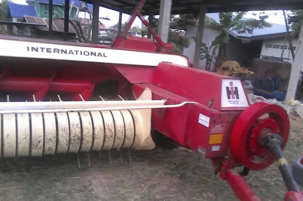 ขายเครื่องอัดฟาง International 440 สภาพสวย ใช้งานน้อย สนใจโทรมาสอบถาม หรือต่อรองราคาได้ครับ