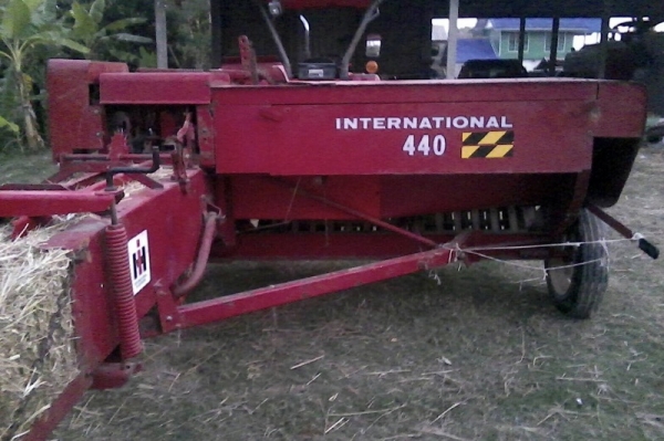 ขายเครื่องอัดฟาง International 440 สภาพสวย ใช้งานน้อย สนใจโทรมาสอบถาม หรือต่อรองราคาได้ครับ ขายเครื่องอัดฟาง International 440 สภาพสวย ใช้งานน้อย สนใจโทรมาสอบถาม หรือต่อรองราคาได้ครับ