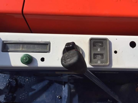 ขายรถขุด ยี่ห้อ: KUBOTA แบบ: KH-033 ราคา 310,000 บาท (ต่อรองได้) ราคานี้พร้อมหัวกระแทกNPKและบุ้งกี๋1ใบ  เครื่อง4สูบ รถเก่านอกแท้ญี่ปุ่น  มีเอกสารใบอินวอย ไม่เคยใช้งานในไทย100\% รถพร้อมใช้งาน  สนใจ โทร : 099-907-9273 กิ๊ฟ กมลชนก , 099-907-3356 ช่างบัง