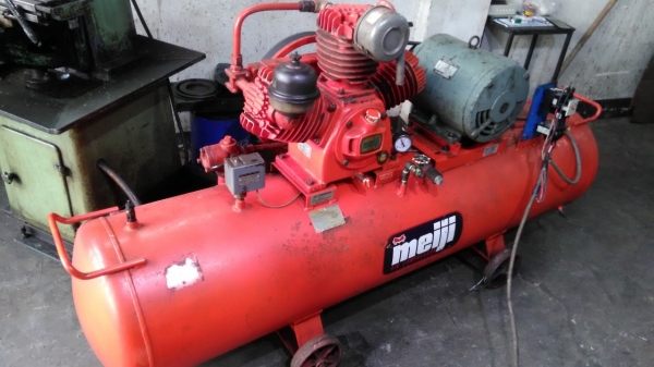 **ขายถูกๆ ปั้มลมมือสอง(เก่านอก-ญี่ปุ่น) รุ่นแรงดันสูง**Meiji 7.5 แรง ถัง318ลิตร   ทดสอบเรียบร้อย แน่นๆ นิ่งๆเงียบๆ ทุกระบบทำงานได้ดีมาก สามารถใช้กับงานหนักๆได้สบายๆครับ