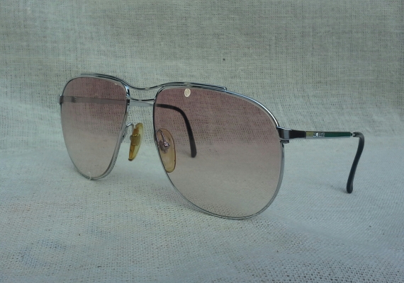 แว่นตาโคตรบุรุษ 'กระต่ายหนุ่มที่ดวงจันทร์หมายปอง'  โมเดลราชสีห์เงิน 'หยดน้ำตา - นักบิน'  บิ๊กไซซ์ 145mm !  Vintage PLAYBOY handmade in USA