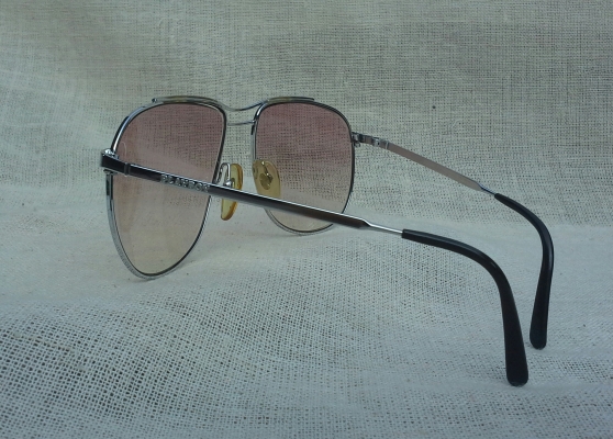 แว่นตาโคตรบุรุษ 'กระต่ายหนุ่มที่ดวงจันทร์หมายปอง'  โมเดลราชสีห์เงิน 'หยดน้ำตา - นักบิน'  บิ๊กไซซ์ 145mm !  Vintage PLAYBOY handmade in USA