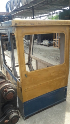 เก๋ง รถขุด komatsu pc60 รุ่น1/2 ไม่มีกระจก มีประตู กระจกบานหน้าแตก