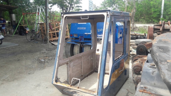 เก๋ง รถขุด komatsu pc60 รุ่น1/2 ไม่มีกระจก มีประตู กระจกบานหน้าแตก