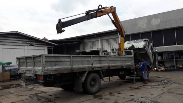 ขาย 675,000 รถ 6 ล้อติดเฮี้ยม 5 ตัน HINO FF3H เครื่อง HO7D 195 แรง หัวบาง ยางดี คัชซีสวย เอกสารพร้อมโอน รถอยู่ บางนา 090-772-3710 090-772-3708