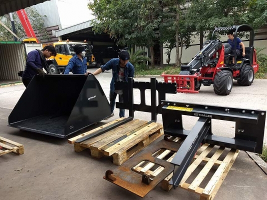 ขายรถตักขนาดเล็กเปลี่ยนหัวได้ มือ 1 นำเข้าจากเยอรมัน