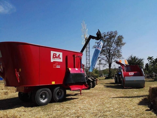 เครื่องผสมอาหารTMR นำเข้าจากเยอรมัน มีขนาดตั้งแต่ 3.5 - 20 คิว สนใจโทร 0956100387