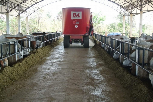 เครื่องผสมอาหารTMR นำเข้าจากเยอรมัน มีขนาดตั้งแต่ 3.5 - 20 คิว สนใจโทร 0956100387