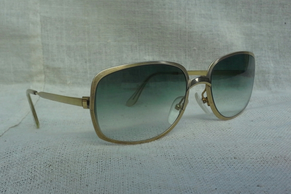 แว่นตาฝรั่งเศสระดับตำนานแห่งยุค '60s กรอบทอง KGP ที่งดงามล้ำค่าที่สุด Vintage ESSEL handmade in France แว่นตาฝรั่งเศสระดับตำนานแห่งยุค '60s กรอบทอง KGP ที่งดงามล้ำค่าที่สุด Vintage ESSEL handmade in France