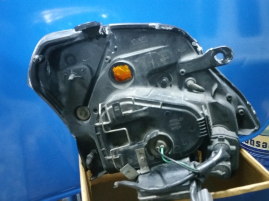 ขาย โคมไฟหน้า ISUZU DMAX  ไฟหน้าซีนอนพร้อมกล่อง ข้างซ้าย-L มือสอง ของแท้ ราคา 1,500 บาท