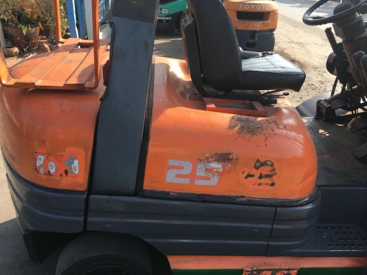 ขายรถโฟล์คลิฟท์มือสองนำเข้าจากประเทศญี่ปุ่นสำหรับตักยางพาราตักทะลายปาล์ม