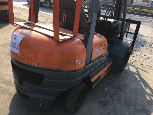 ขายรถโฟล์คลิฟท์มือสองนำเข้าจากประเทศญี่ปุ่นสำหรับตักยางพาราตักทะลายปาล์ม