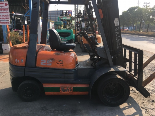ขายรถโฟล์คลิฟท์มือสองนำเข้าจากประเทศญี่ปุ่นสำหรับตักยางพาราตักทะลายปาล์ม