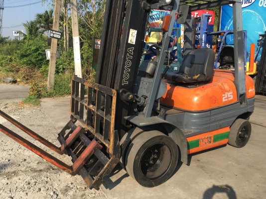 ขายรถโฟล์คลิฟท์มือสองนำเข้าจากประเทศญี่ปุ่นสำหรับตักยางพาราตักทะลายปาล์ม