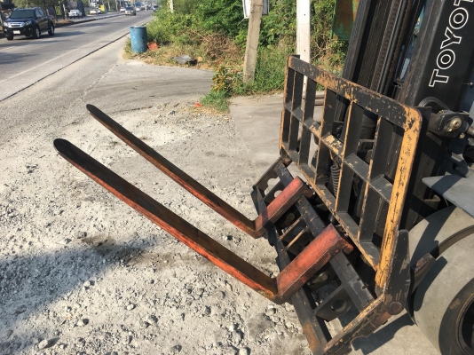 ขายรถโฟล์คลิฟท์มือสองนำเข้าจากประเทศญี่ปุ่นสำหรับตักยางพาราตักทะลายปาล์ม