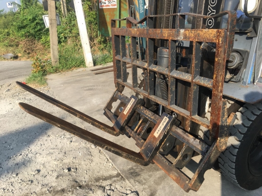 ขายรถโฟล์คลิฟท์มือสองสำหรับตักยางพารา