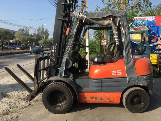 ขายรถโฟล์คลิฟท์มือสองสำหรับตักยางพารา