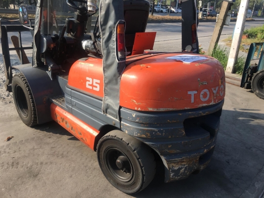 ขายรถโฟล์คลิฟท์มือสองสำหรับตักยางพารา