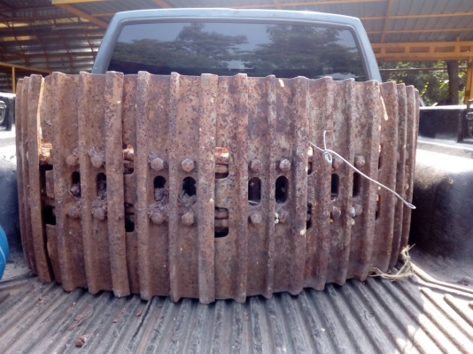 ขายโซ่พร้อมแผ่นรถแทรกเตอร์  CAT-D-4 โซ่แท้ สภาพสวยตามรูป ขายไม่แพงครับ