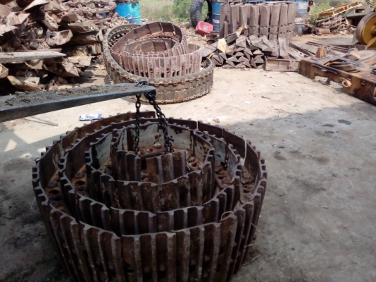 ขายโซ่พร้อมแผ่นรถแทรกเตอร์  CAT-D-4 โซ่แท้ สภาพสวยตามรูป ขายไม่แพงครับ