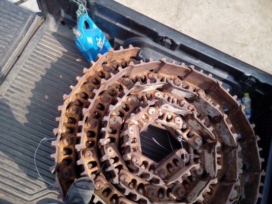 ขายโซ่พร้อมแผ่นรถแทรกเตอร์  CAT-D-4 โซ่แท้ สภาพสวยตามรูป ขายไม่แพงครับ