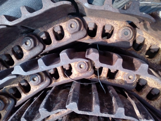 ขายโซ่พร้อมแผ่นรถแทรกเตอร์  CAT-D-4 โซ่แท้ สภาพสวยตามรูป ขายไม่แพงครับ