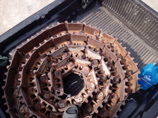 ขายโซ่พร้อมแผ่นรถแทรกเตอร์  CAT-D-4 โซ่แท้ สภาพสวยตามรูป ขายไม่แพงครับ