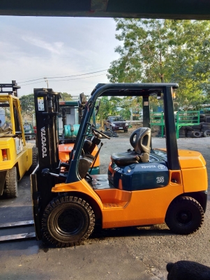 +++ ขายโฟล์คลิฟท์  TOYOTA 7FD25  ขนาด  2.5  ตัน  เครื่องยนต์ดีเซล  เสา  3  ม.  เกียร์ธรรมดา  ยางตันใหม่ครับ