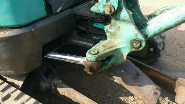 ขายแบคโฮkobelco sk25sr ปั้มนิ้ว คอนโทรลสั้น