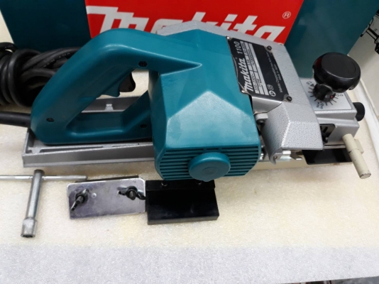 กบ Makita แท้ 3 นิ้ว ตัวใหญ่ 1100 Made in Japan ของแท้ สภาพใหม่มาก มีกล่องเหล็ก อุปกรณ์ครบ กบ Makita แท้ 3 นิ้ว ตัวใหญ่ 1100 Made in Japan ของแท้ สภาพใหม่มาก มีกล่องเหล็ก อุปกรณ์ครบ