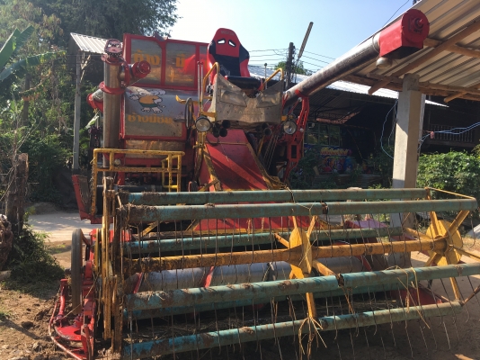 ขายหรือแลกแม็คโครถเกี่ยวข้าวขนาดเล็กจ้าวช้างมีชัยอุ้ม1.5ตันหน้ากว้าง2.60สภาพใหม่