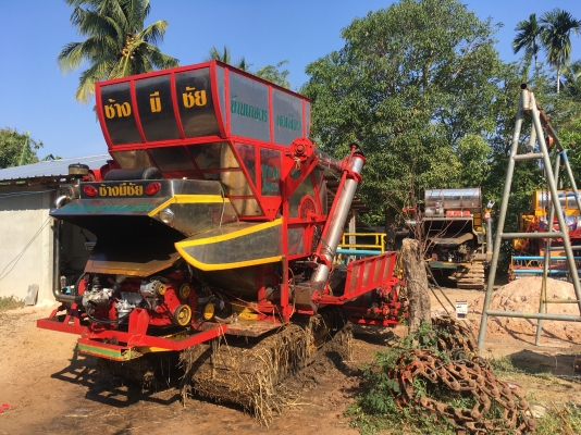 ขายหรือแลกแม็คโครถเกี่ยวข้าวขนาดเล็กจ้าวช้างมีชัยอุ้ม1.5ตันหน้ากว้าง2.60สภาพใหม่