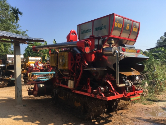 ขายหรือแลกแม็คโครถเกี่ยวข้าวขนาดเล็กจ้าวช้างมีชัยอุ้ม1.5ตันหน้ากว้าง2.60สภาพใหม่