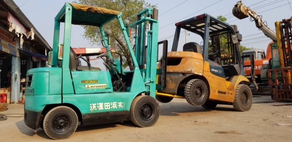 ขายด่วนรถยกดีเซลMITSUBISHI FD15-15 ยก1.5ตันเพาเวอรเสาสูง3เมตรรถนอกนำเข้ายังไม่เคยใช้งานในเมืองไทยเลยชั่วโม่งทำงานน้อย รุ่นใหม่มือ 1 ของเมืองไทย