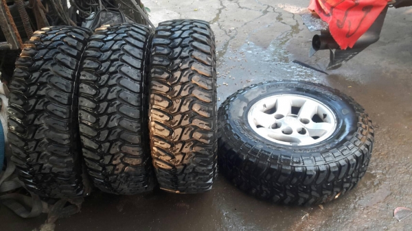 ขายยางอ๊อฟโรด31นิ้ว ขอบ15พร้อมกระทะปี14 ไม่ค่อยได้ใช้ครับตื่งยางยังไม่หมดเลยครับ เอาไปใช้ได้อีกนานดอกเหลือเพียบ ขาย8200บาท