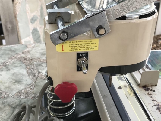 เครื่องเจาะกระดาษไฟฟ้า LIHIT LAB. รุ่น 2001/AA-SIX MADE IN JAPAN เครื่องเจาะกระดาษไฟฟ้า LIHIT LAB. รุ่น 2001/AA-SIX MADE IN JAPAN