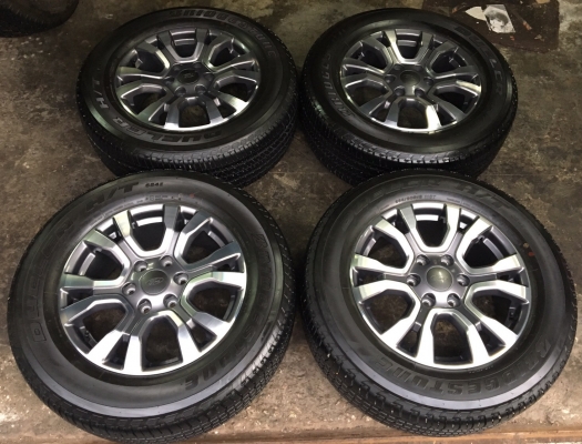 แม็กป้ายแดง Ford ranger wildtrak ขอบ18 พร้อมยางป้ายแดง Bridgestone 265-60-18 ปี 17 ตุ่ม เส้นสีชัดๆ