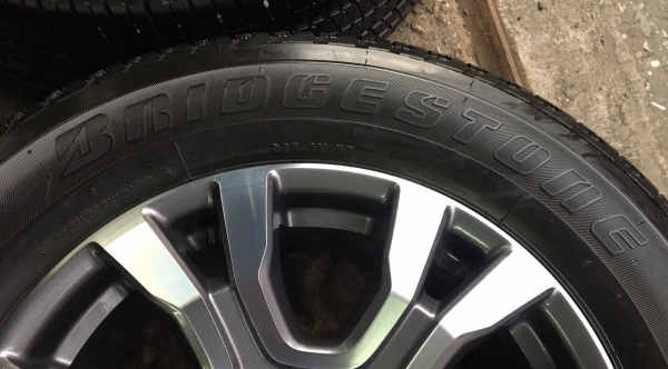 แม็กป้ายแดง Ford ranger wildtrak ขอบ18 พร้อมยางป้ายแดง Bridgestone 265-60-18 ปี 17 ตุ่ม เส้นสีชัดๆ