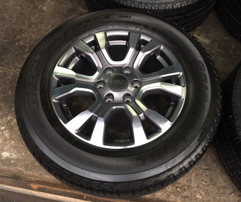 แม็กป้ายแดง Ford ranger wildtrak ขอบ18 พร้อมยางป้ายแดง Bridgestone 265-60-18 ปี 17 ตุ่ม เส้นสีชัดๆ